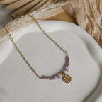 Collier Palma – Collier fait main en acier inoxydable avec perles naturelles colorées et breloque personnalisable jusqu’à 3 caractères. Un bijou bohème chic parfait pour l’été.