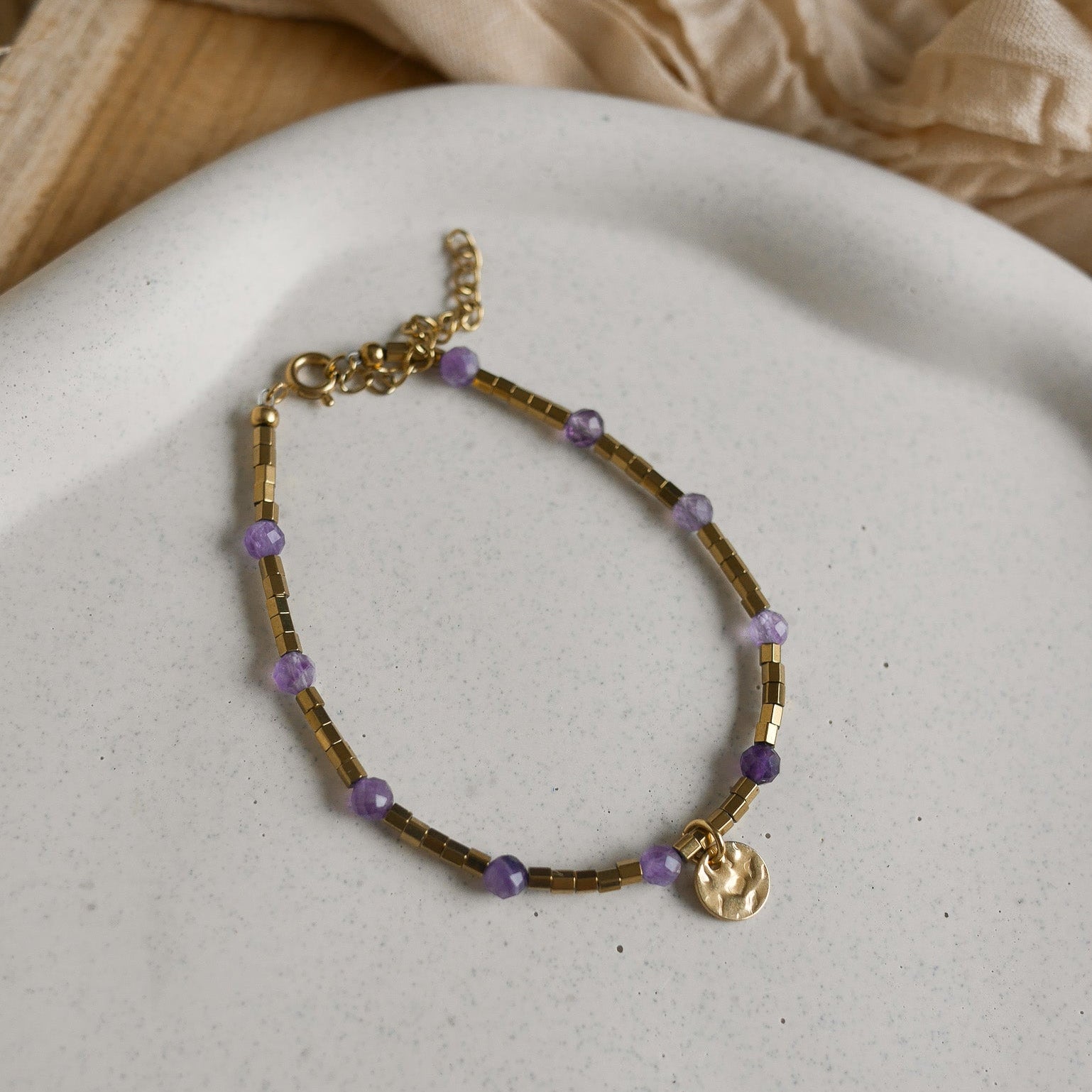 Bracelet Solis en hématite dorée avec touches de pierre naturelle colorée.