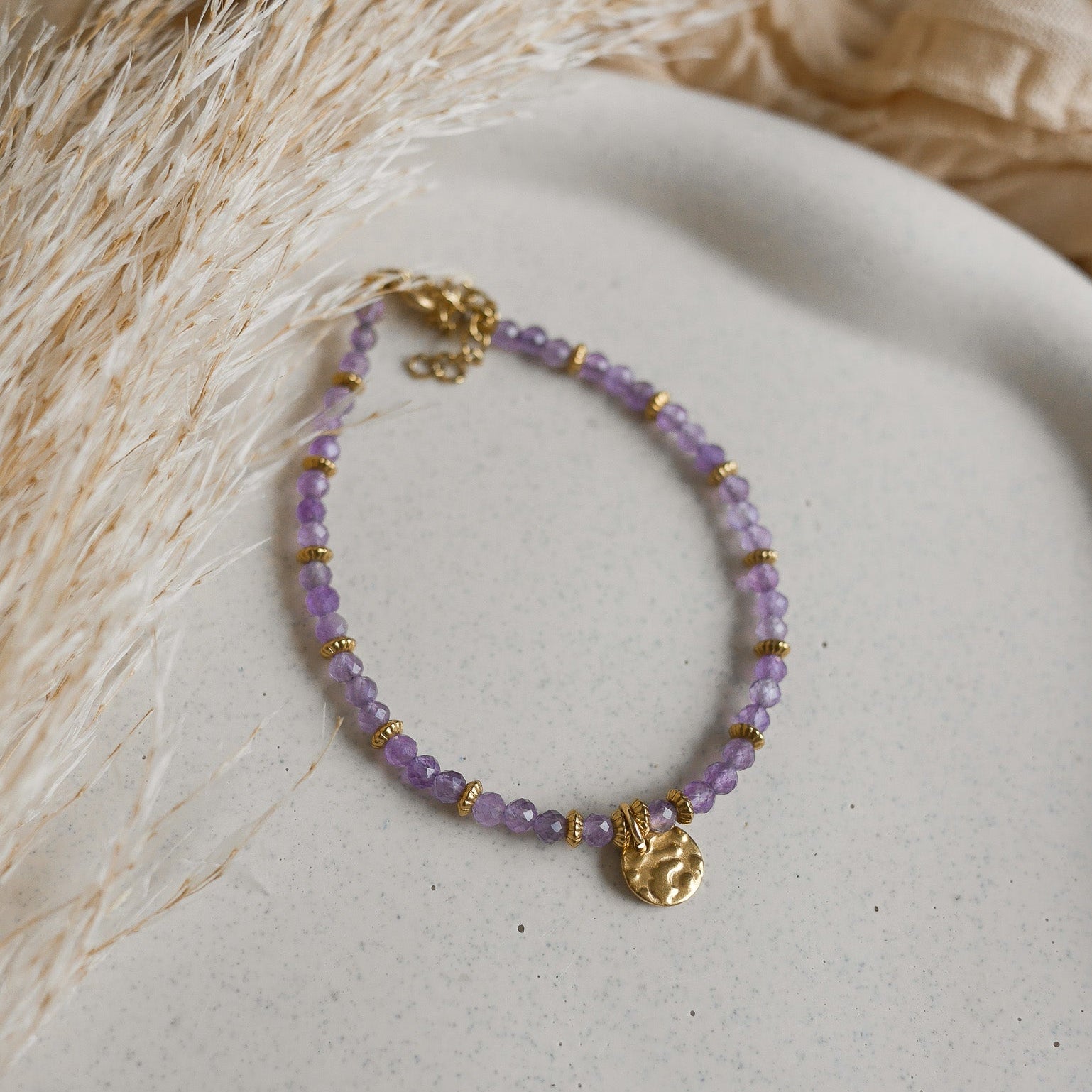 Bracelet Palma en perles naturelles colorées avec accents dorés.