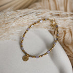Bracelet Le Caire en perles de verre colorées avec détails dorés.