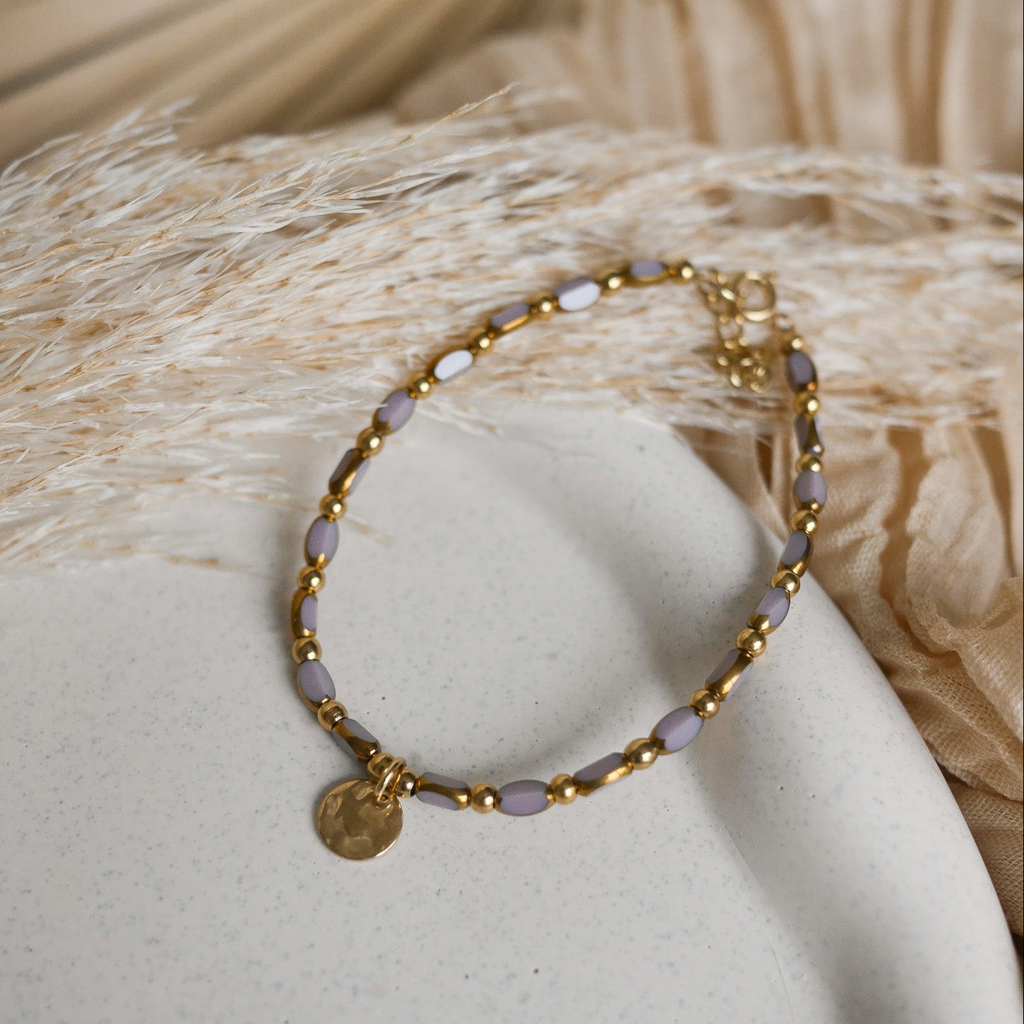 Bracelet Le Caire en perles de verre colorées avec détails dorés.