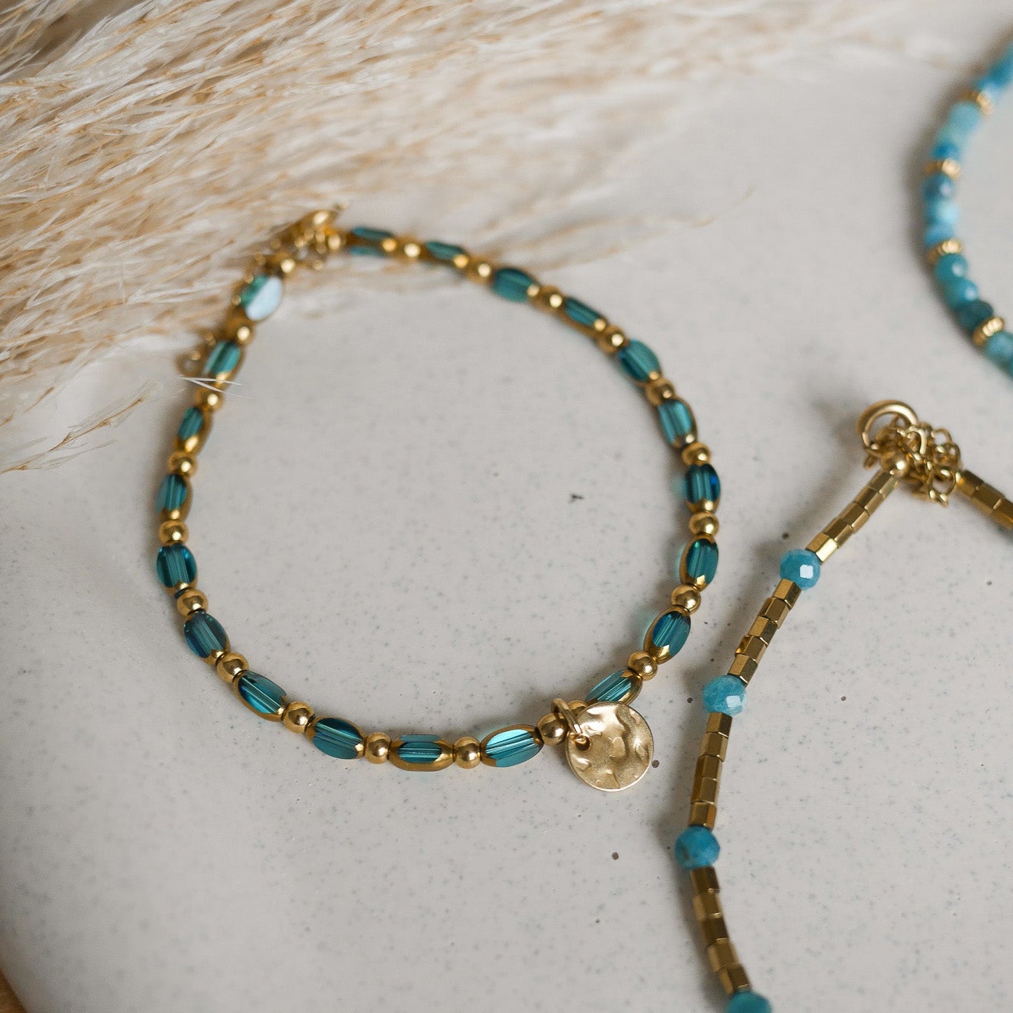 Bracelet Le Caire en perles de verre colorées avec détails dorés.