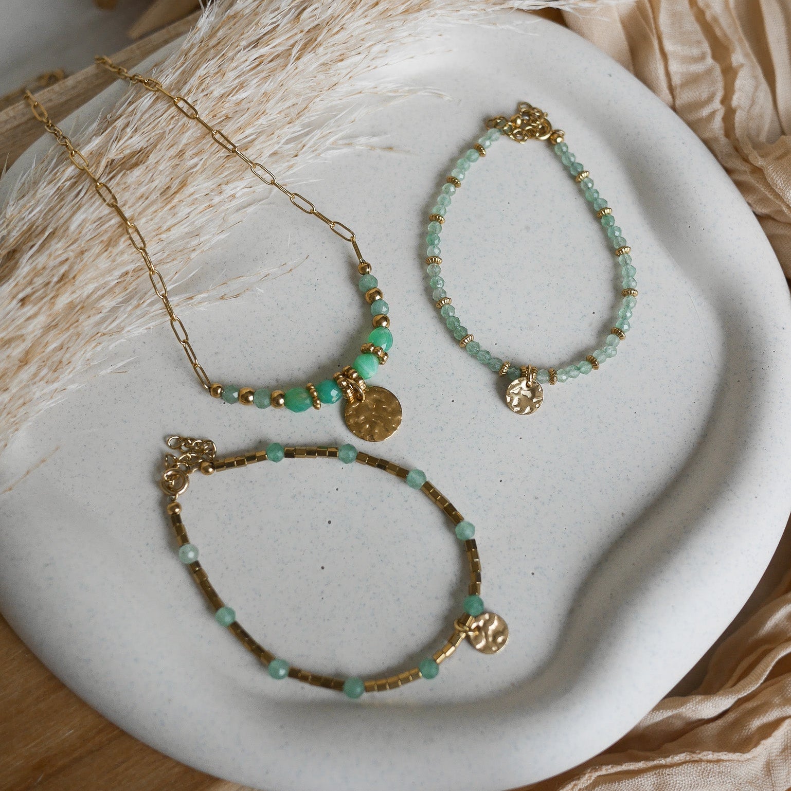 Collier Palma – Collier fait main en acier inoxydable avec perles naturelles colorées et breloque personnalisable jusqu’à 3 caractères. Un bijou bohème chic parfait pour l’été.