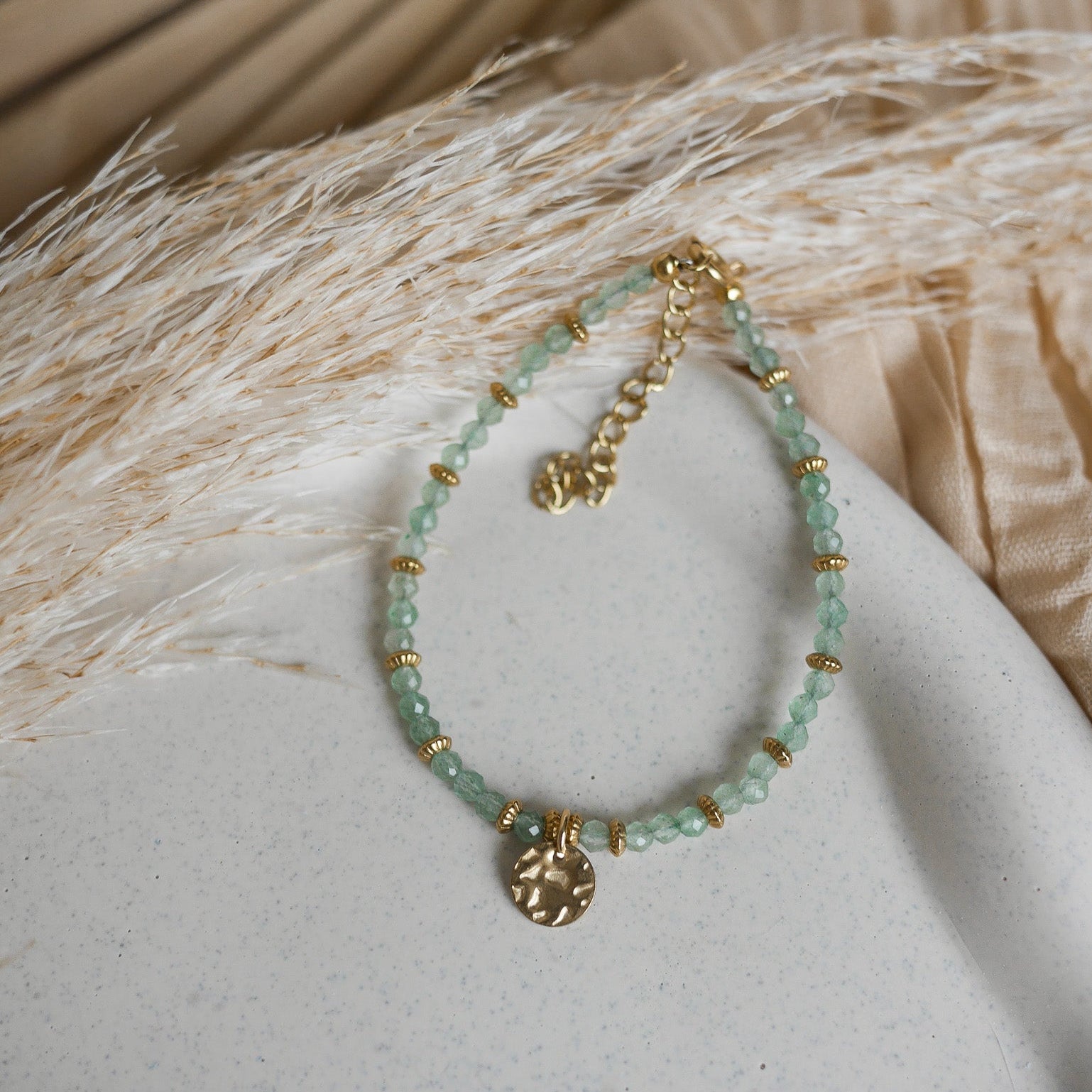 Bracelet Palma en perles naturelles colorées avec accents dorés.