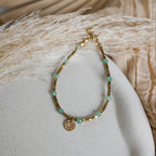 Bracelet Solis en hématite dorée avec touches de pierre naturelle colorée.
