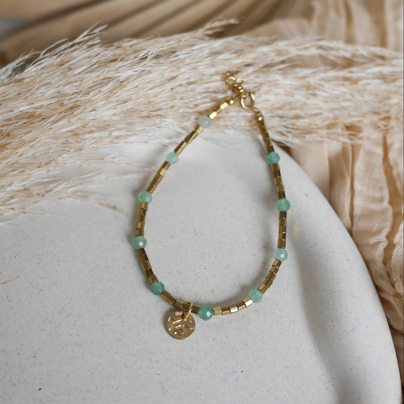 Bracelet Solis en hématite dorée avec touches de pierre naturelle colorée.