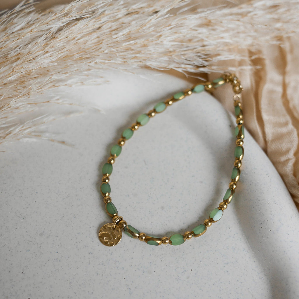 Bracelet Le Caire en perles de verre colorées avec détails dorés.
