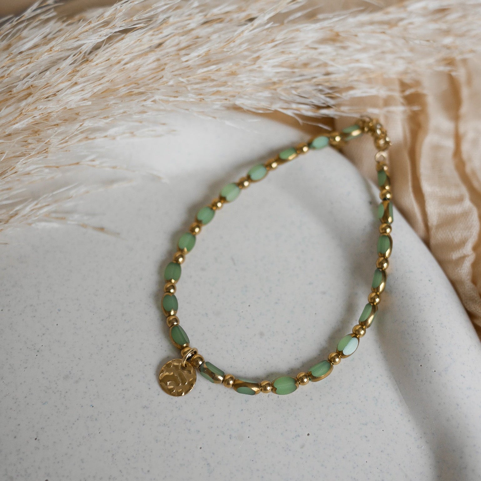 Bracelet Le Caire en perles de verre colorées avec détails dorés.