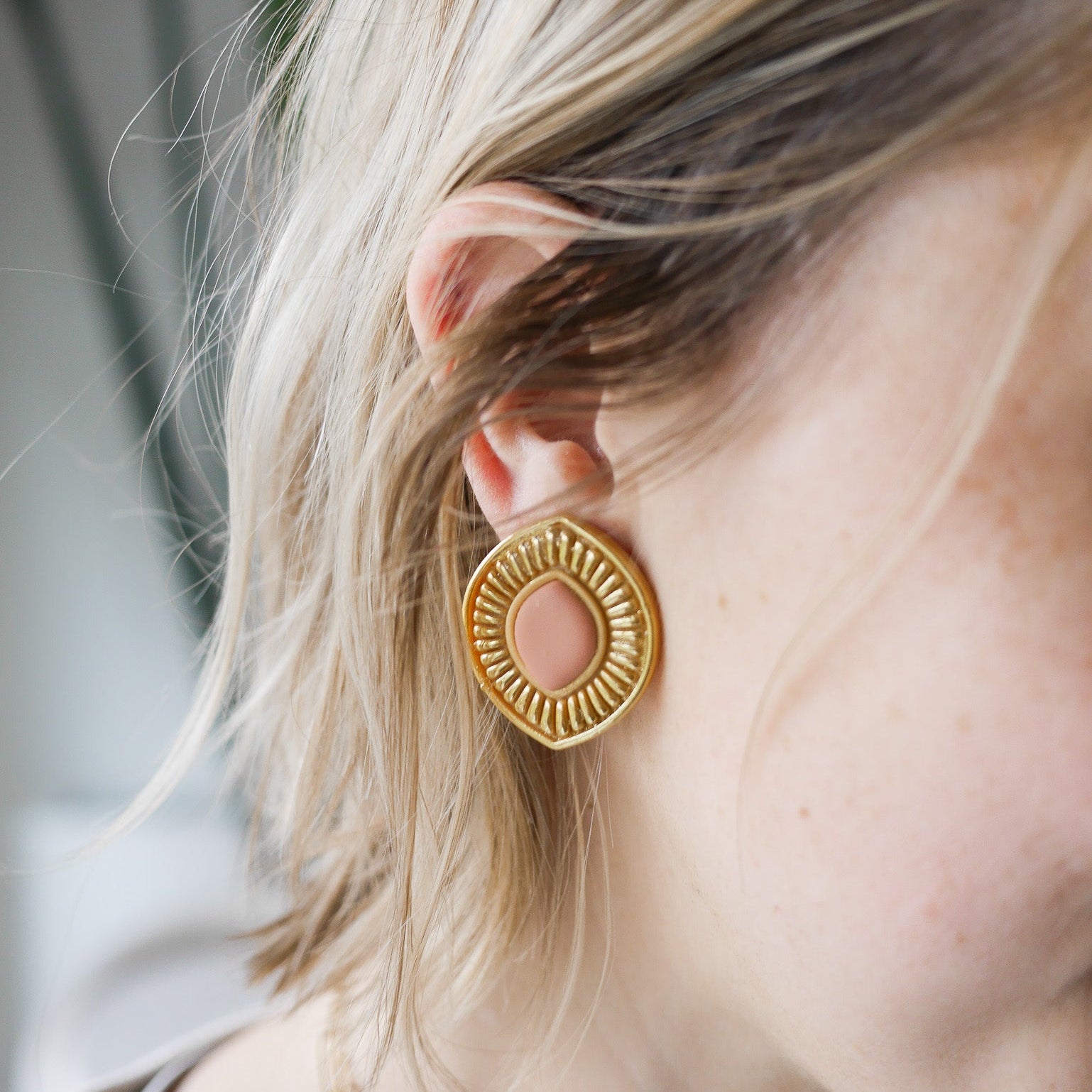 Boucles d’oreilles Manly en pâte polymère effet doré métallique, disponibles pour oreilles percées et non percées.