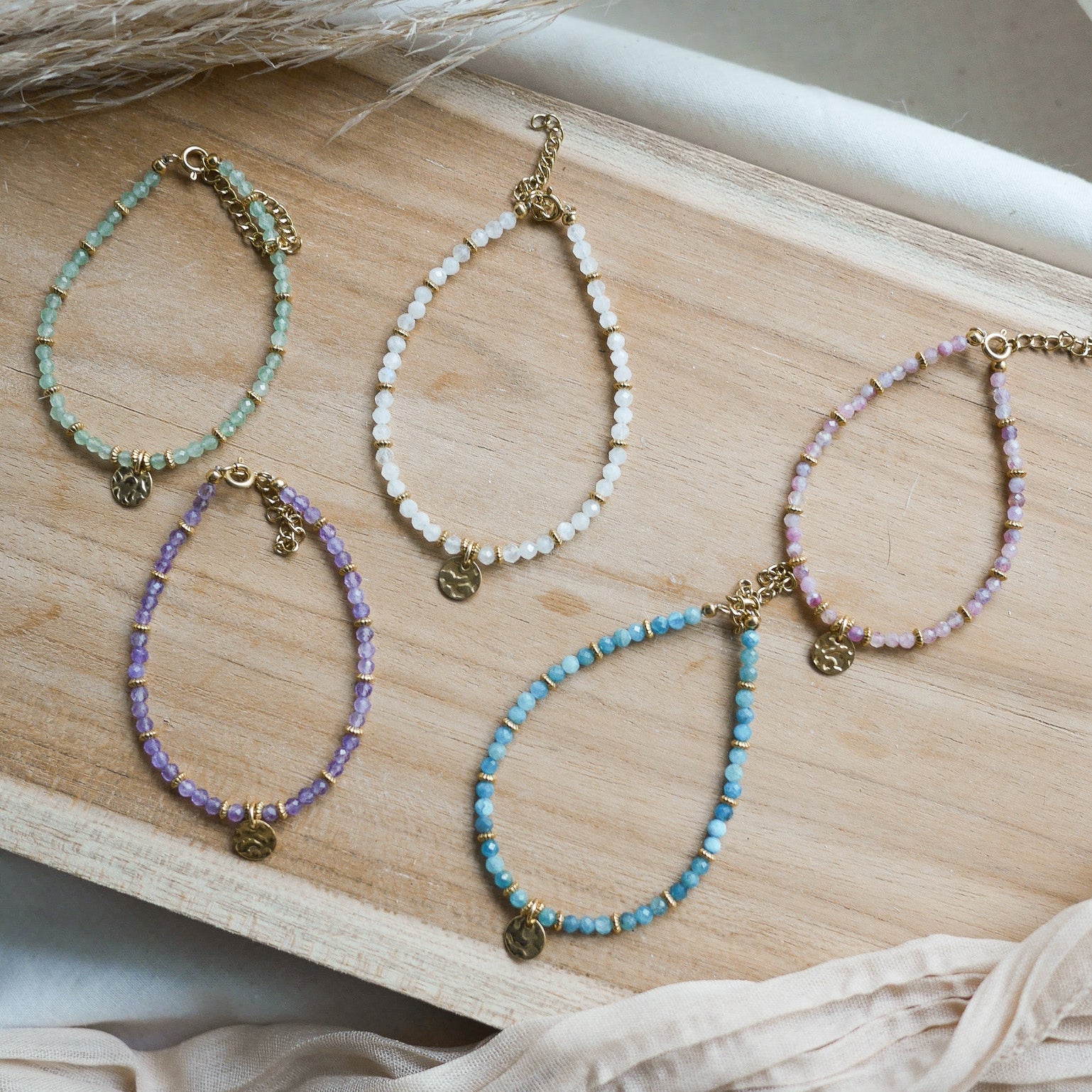 Bracelet Palma en perles naturelles colorées avec accents dorés.