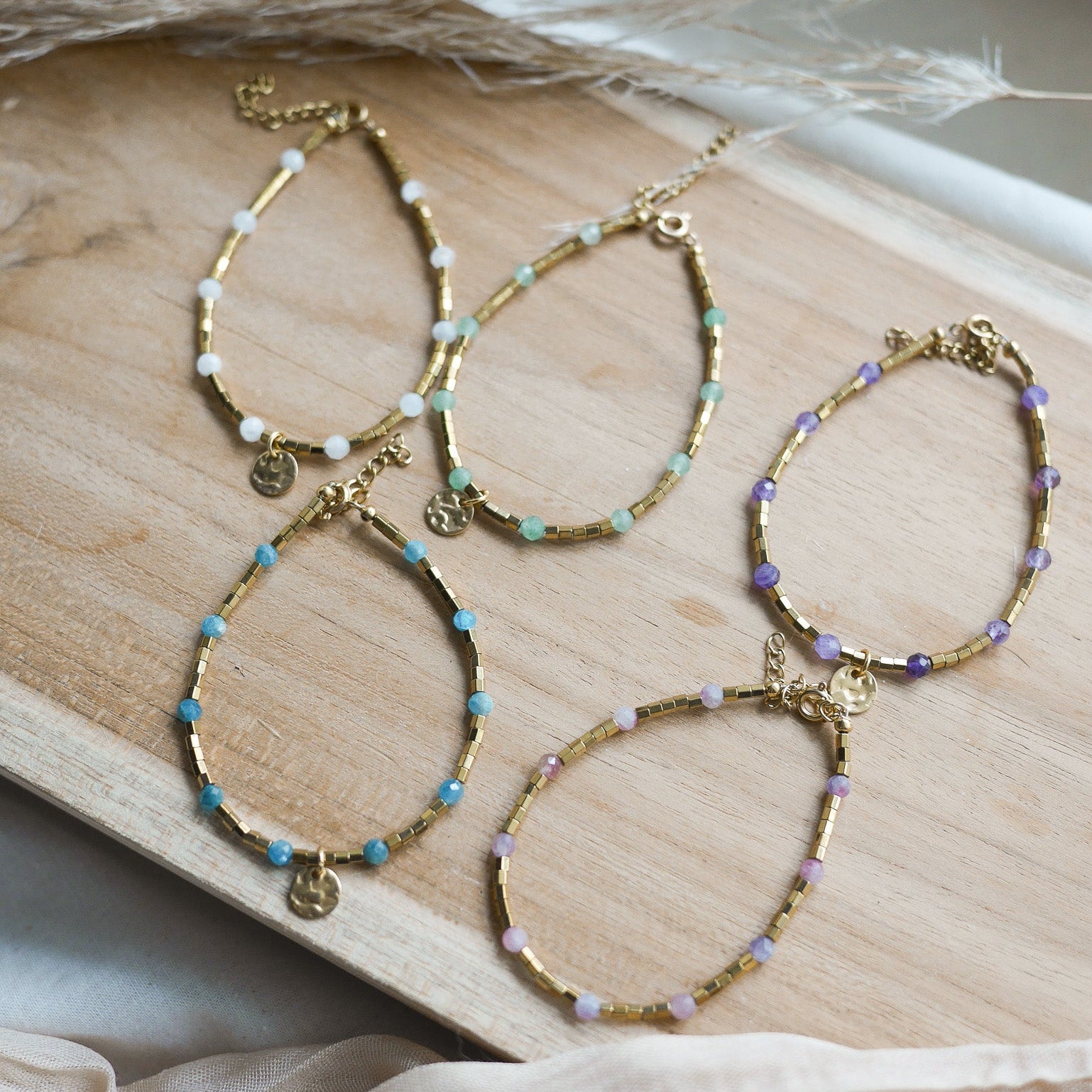 Bracelet Solis en hématite dorée avec touches de pierre naturelle colorée.