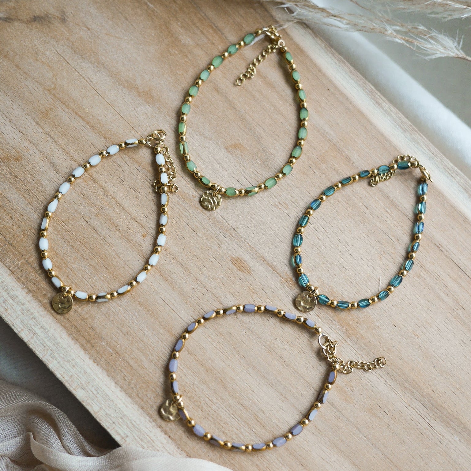 Bracelet Le Caire en perles de verre colorées avec détails dorés.