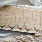 Collier Palma – Collier fait main en acier inoxydable avec perles naturelles colorées et breloque personnalisable jusqu’à 3 caractères. Un bijou bohème chic parfait pour l’été.