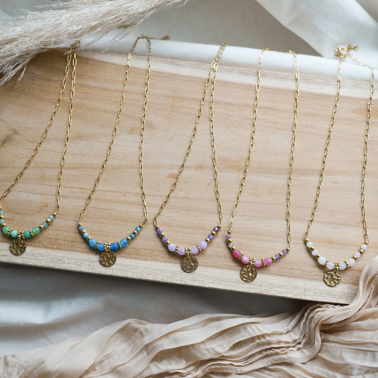 Collier Palma – Collier fait main en acier inoxydable avec perles naturelles colorées et breloque personnalisable jusqu’à 3 caractères. Un bijou bohème chic parfait pour l’été.