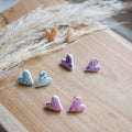 Boucles d’oreilles clous en forme de cœur avec imprimé bandana coloré, faites main en pâte polymère.
