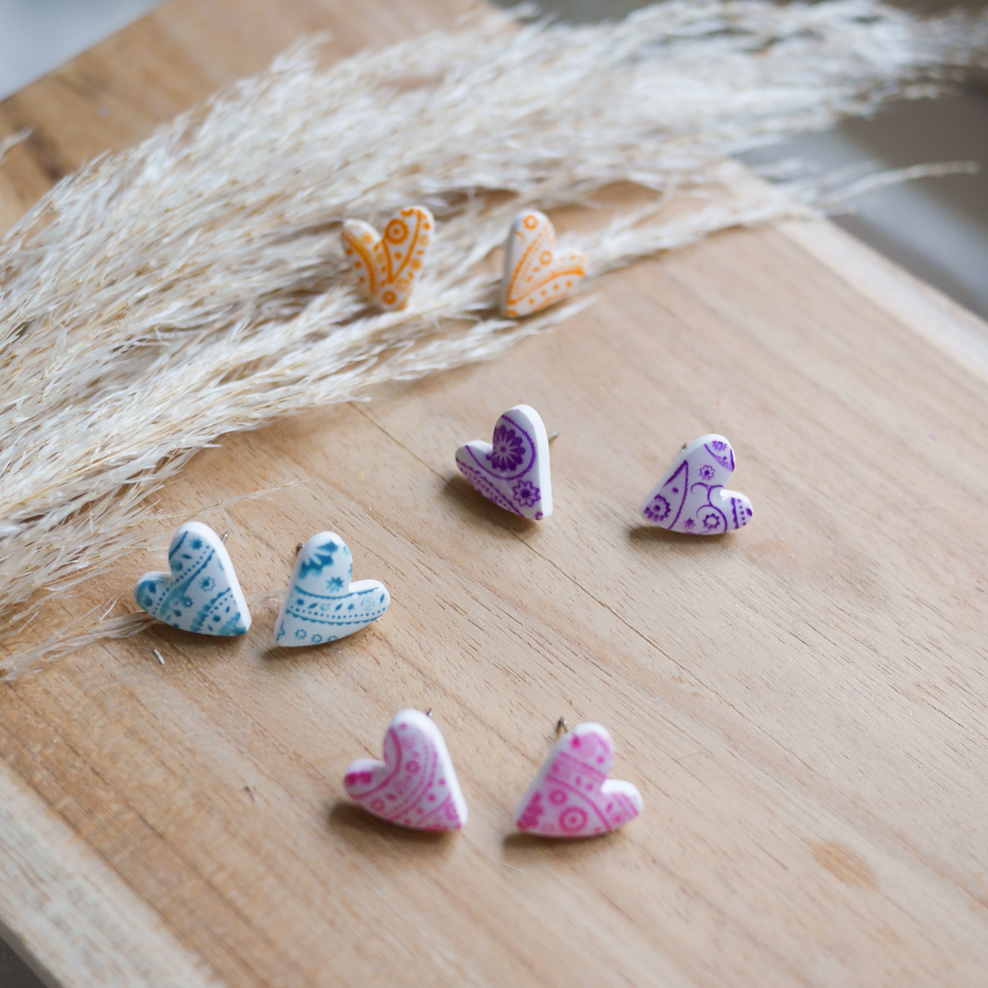Boucles d’oreilles clous en forme de cœur avec imprimé bandana coloré, faites main en pâte polymère.