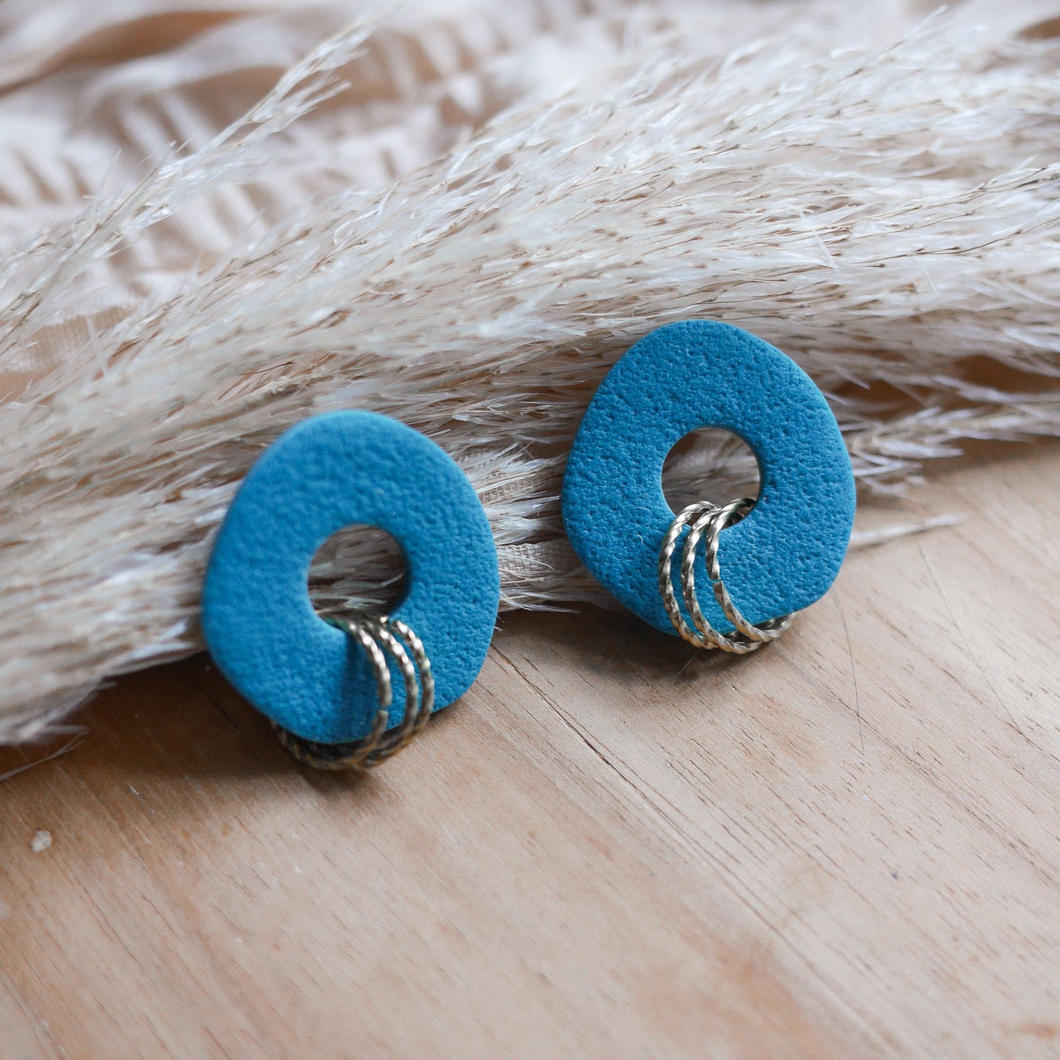 BAHAMAS – Boucles d’oreilles texturées avec anneaux dorés