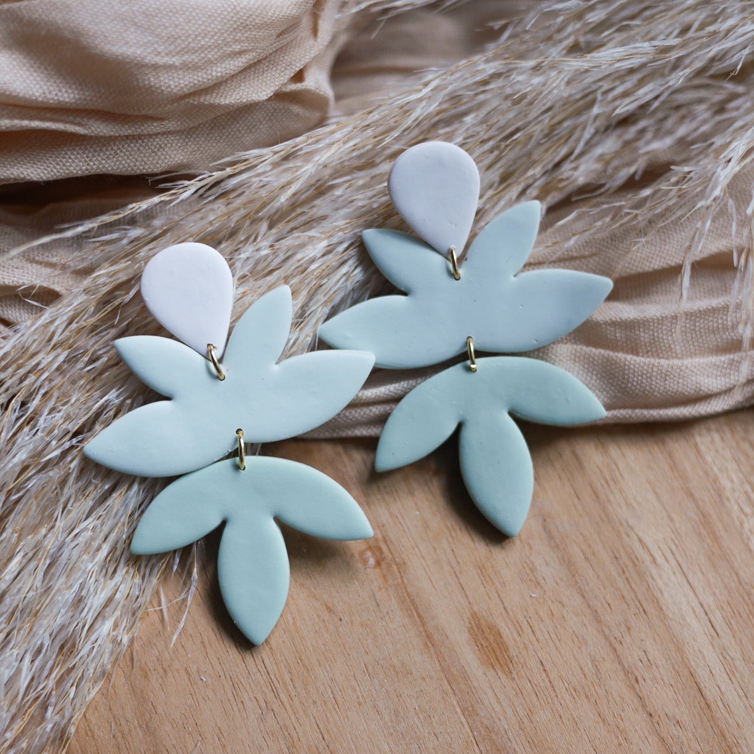 Boucles d’oreilles Montreal longues avec dégradé de couleurs et finition mate, faites main en pâte polymère.