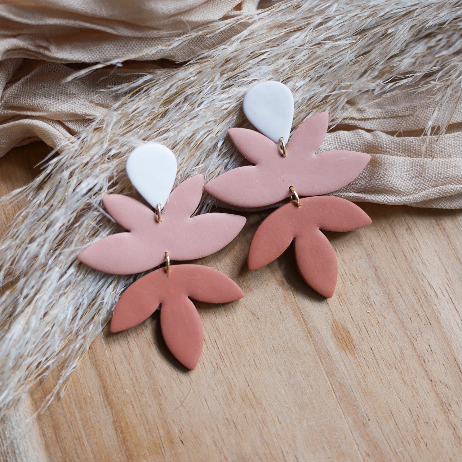 Boucles d’oreilles Montreal longues avec dégradé de couleurs et finition mate, faites main en pâte polymère.