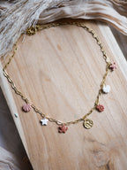 Collier Marina avec breloques coquillages et tortues colorées en pâte polymère, personnalisable.