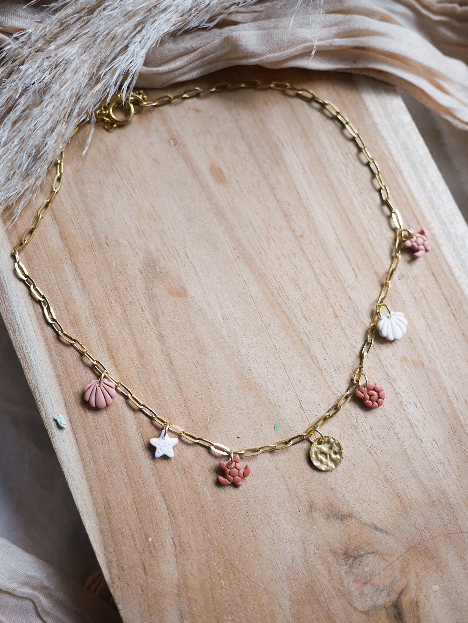 Collier Marina avec breloques coquillages et tortues colorées en pâte polymère, personnalisable.
