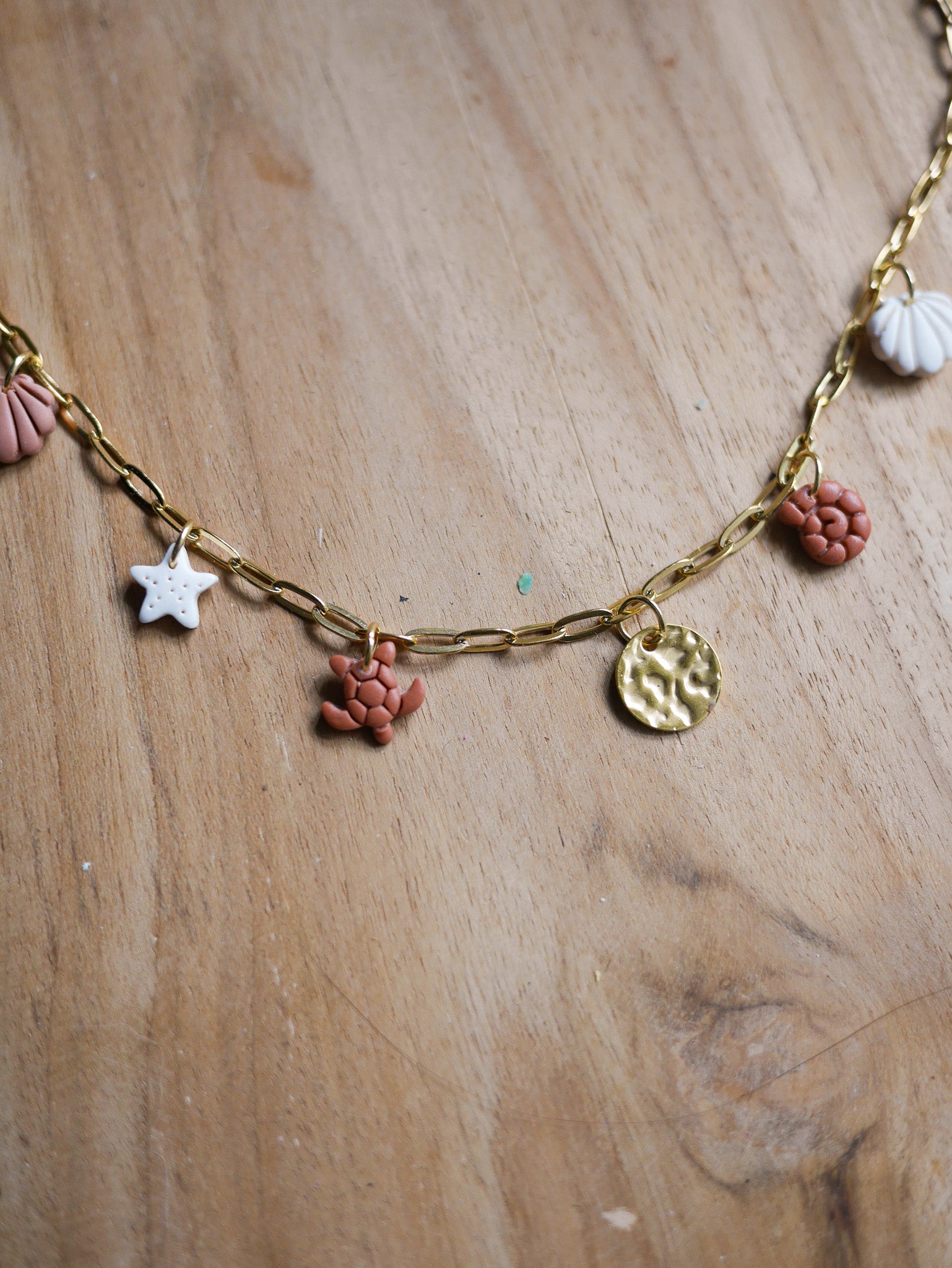 Collier Marina avec breloques coquillages et tortues colorées en pâte polymère, personnalisable.