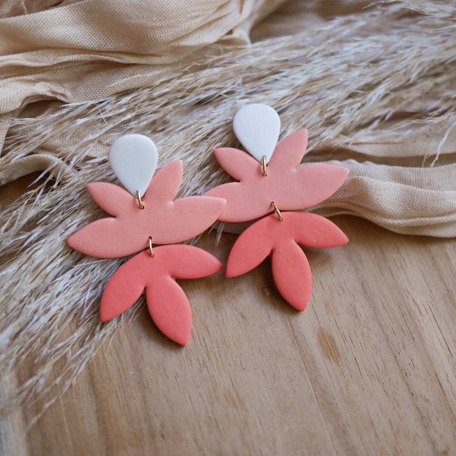 Boucles d’oreilles Montreal longues avec dégradé de couleurs et finition mate, faites main en pâte polymère.