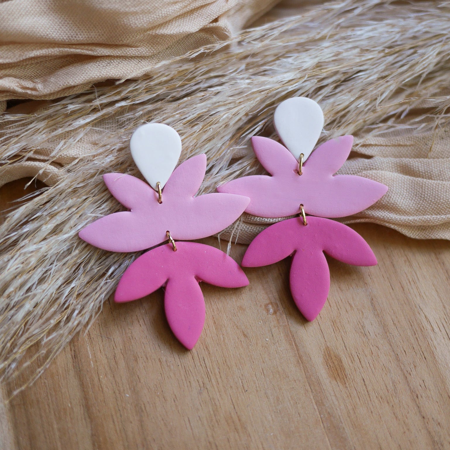 Boucles d’oreilles Montreal longues avec dégradé de couleurs et finition mate, faites main en pâte polymère.