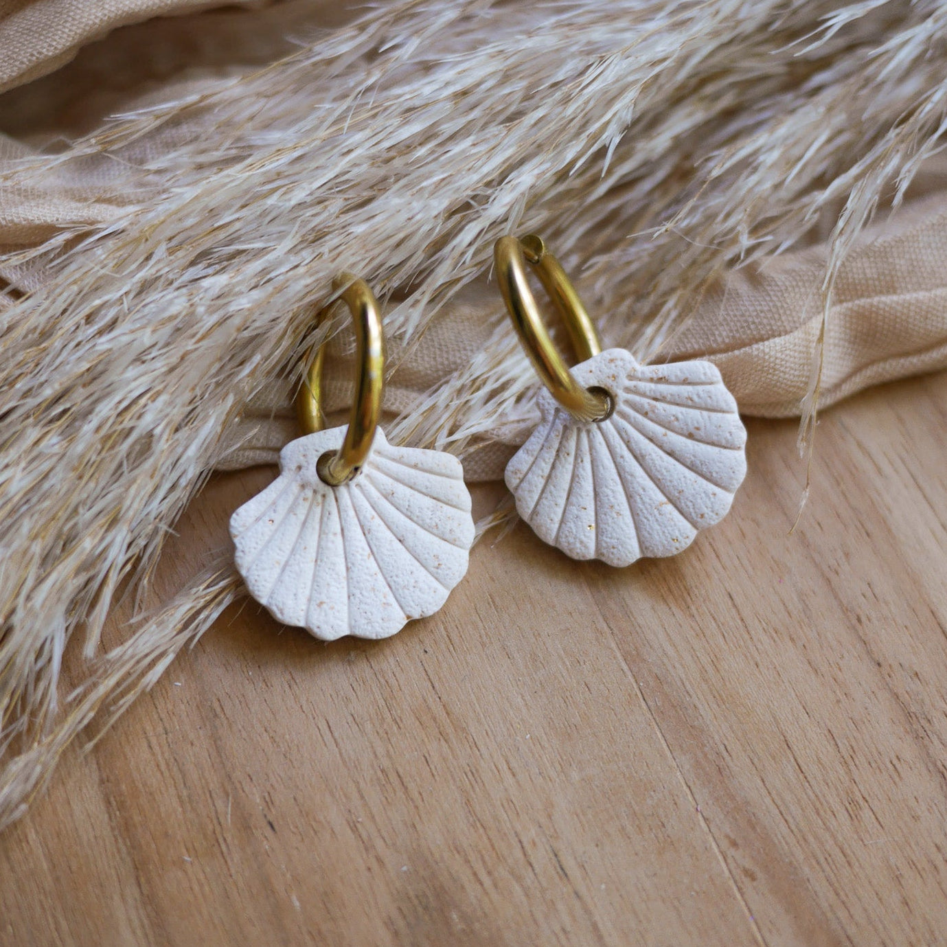 Breloques Shella en forme de coquillage texturé pour le Bar à Boucles. Breloques interchangeables faites main en pâte polymère, parfaites pour l’été.