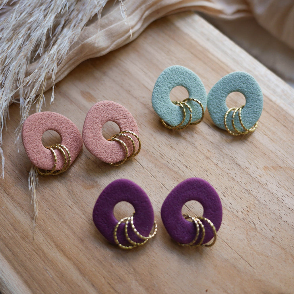 BAHAMAS – Boucles d’oreilles texturées avec anneaux dorés