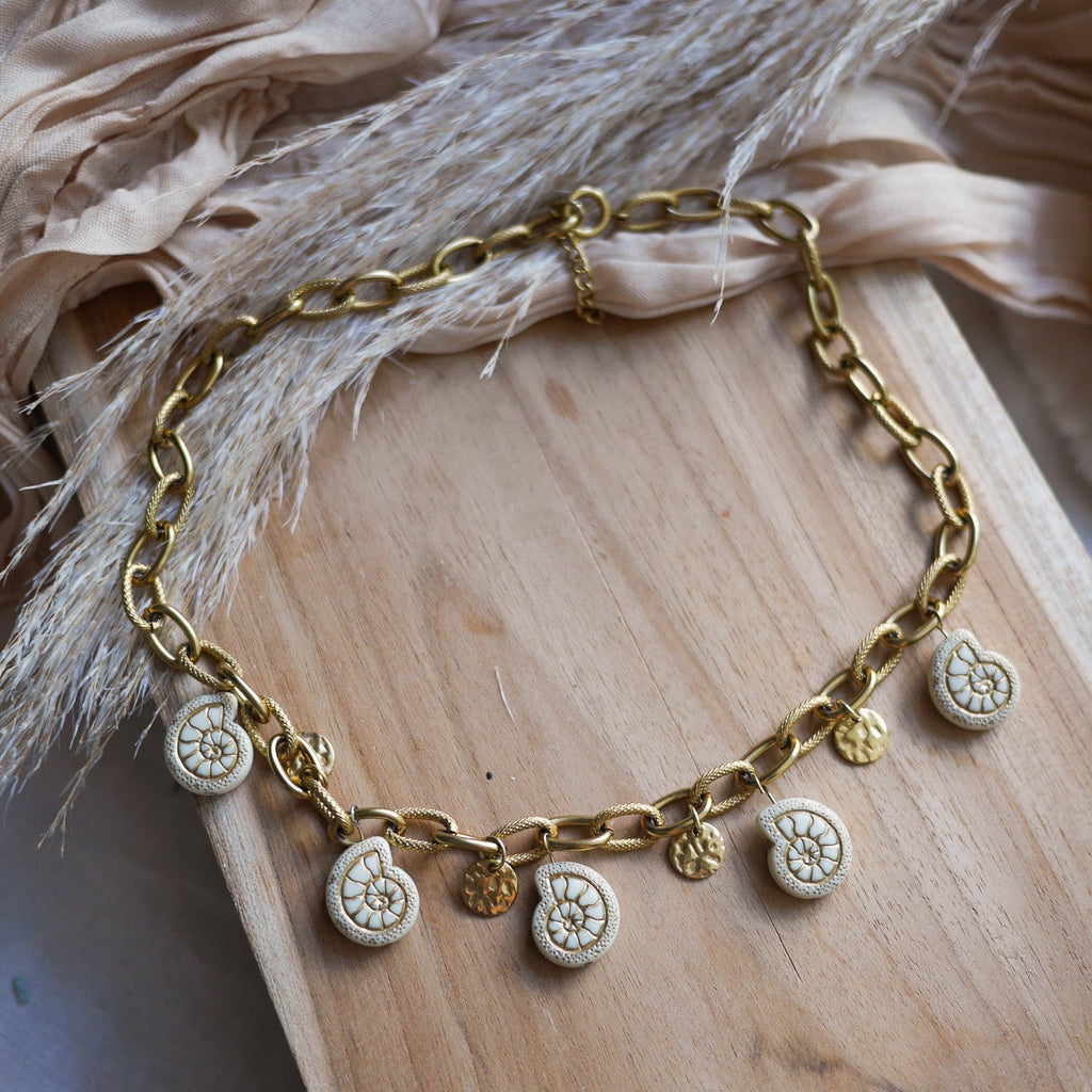 Collier Coralia avec chaîne large et breloques coquillages colorées personnalisables.