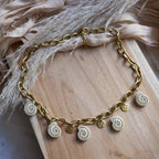 Collier Coralia avec chaîne large et breloques coquillages colorées personnalisables.