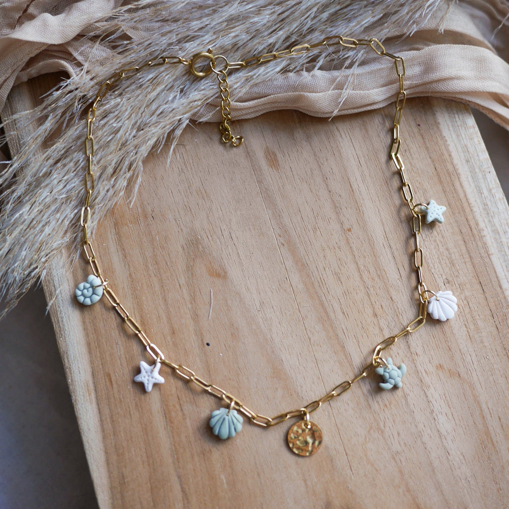 Collier Marina avec breloques coquillages et tortues colorées en pâte polymère, personnalisable.