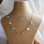 Collier Marina avec breloques coquillages et tortues colorées en pâte polymère, personnalisable.
