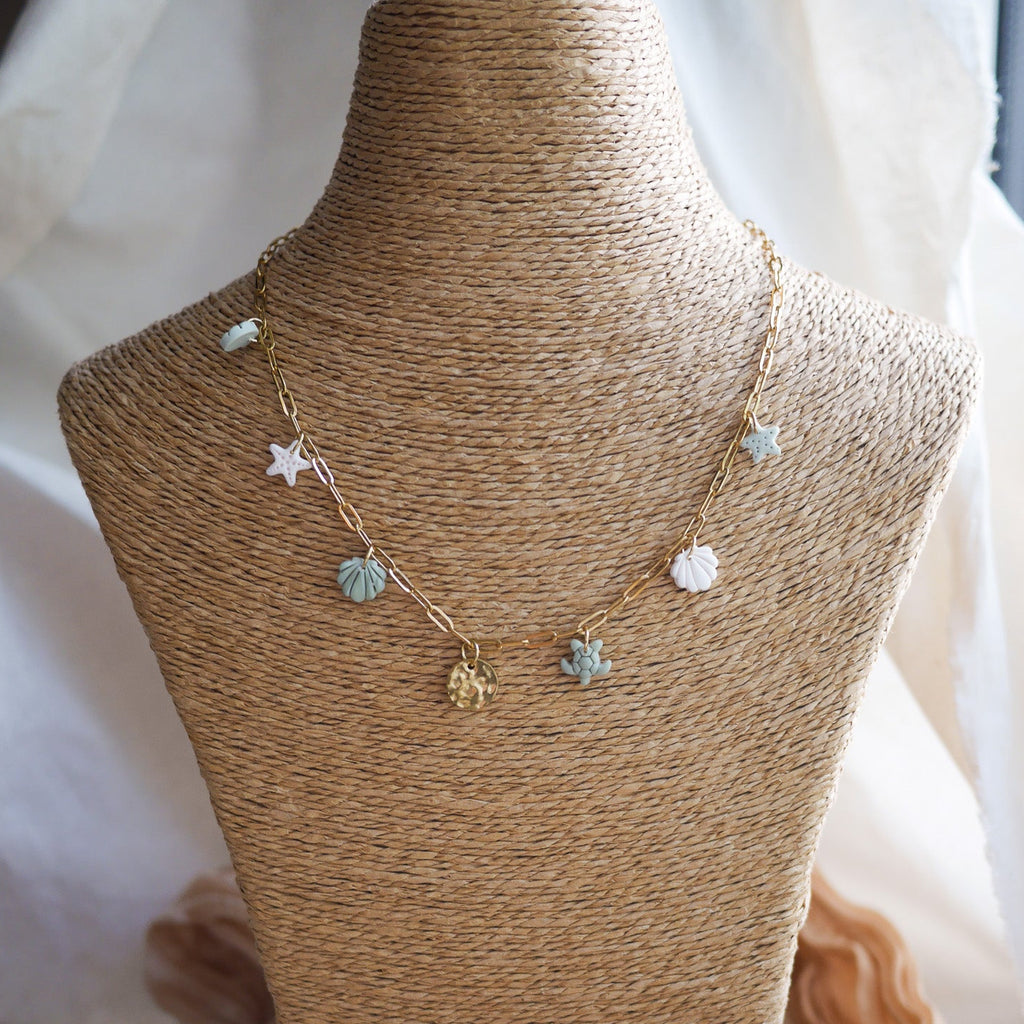 Collier Marina avec breloques coquillages et tortues colorées en pâte polymère, personnalisable.