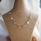 Collier Marina avec breloques coquillages et tortues colorées en pâte polymère, personnalisable.