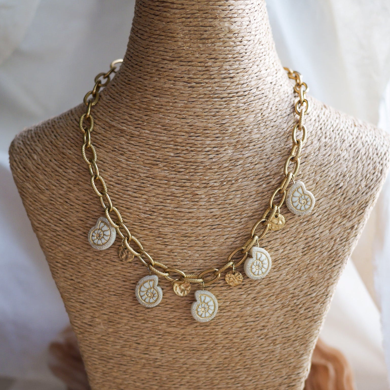 Collier Coralia avec chaîne large et breloques coquillages colorées personnalisables.