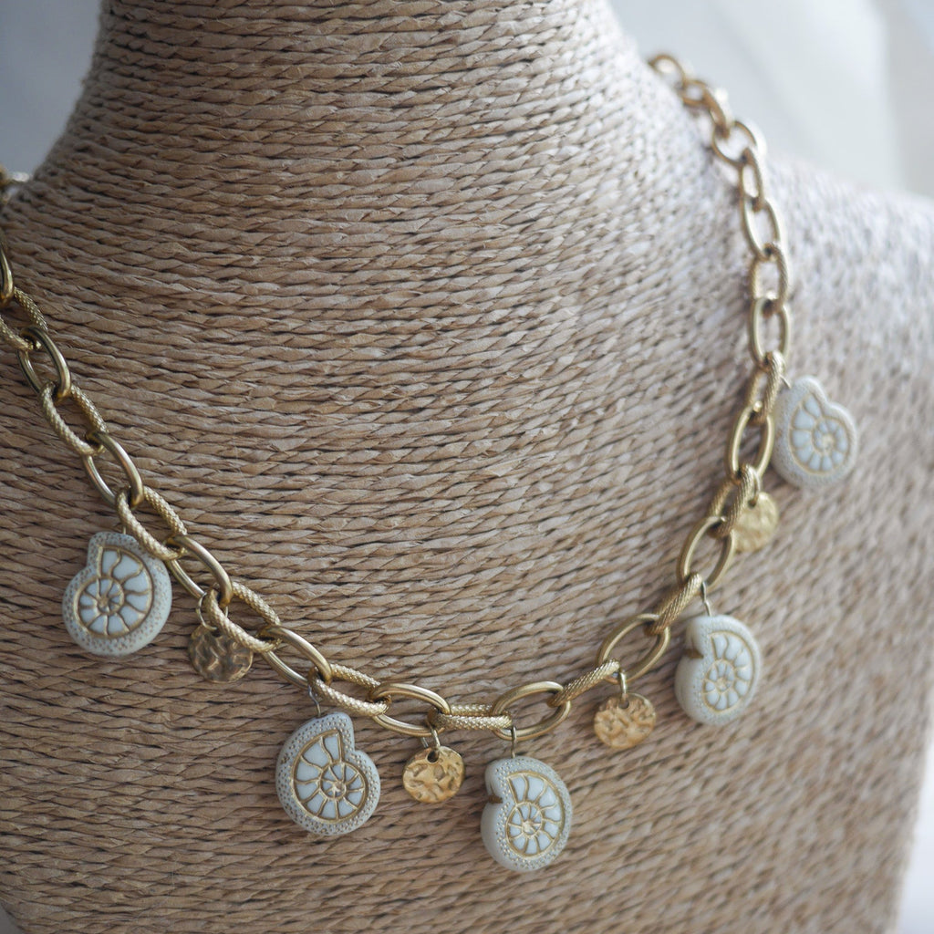 Collier Coralia avec chaîne large et breloques coquillages colorées personnalisables.