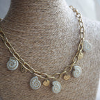 Collier Coralia avec chaîne large et breloques coquillages colorées personnalisables.