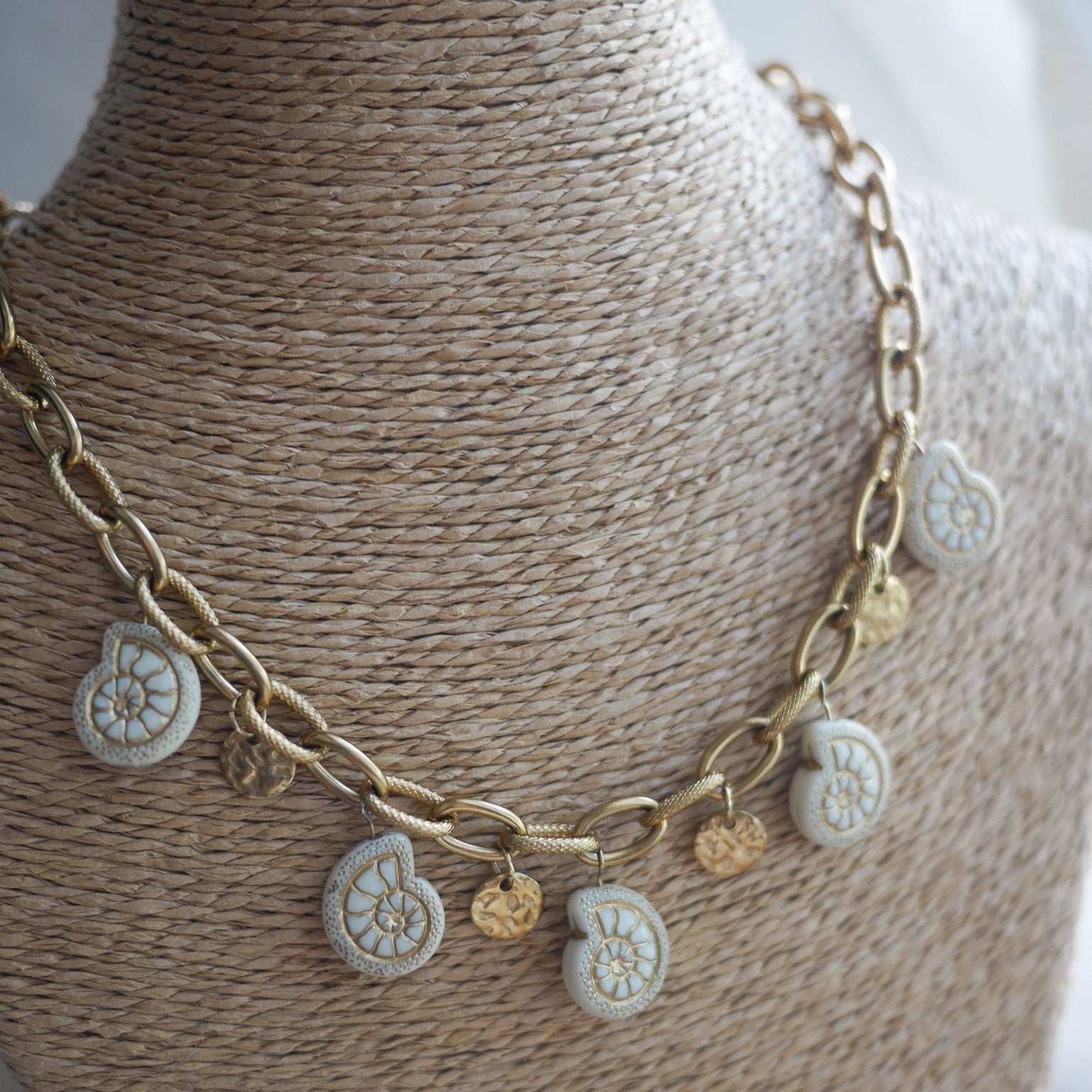 Collier Coralia avec chaîne large et breloques coquillages colorées personnalisables.