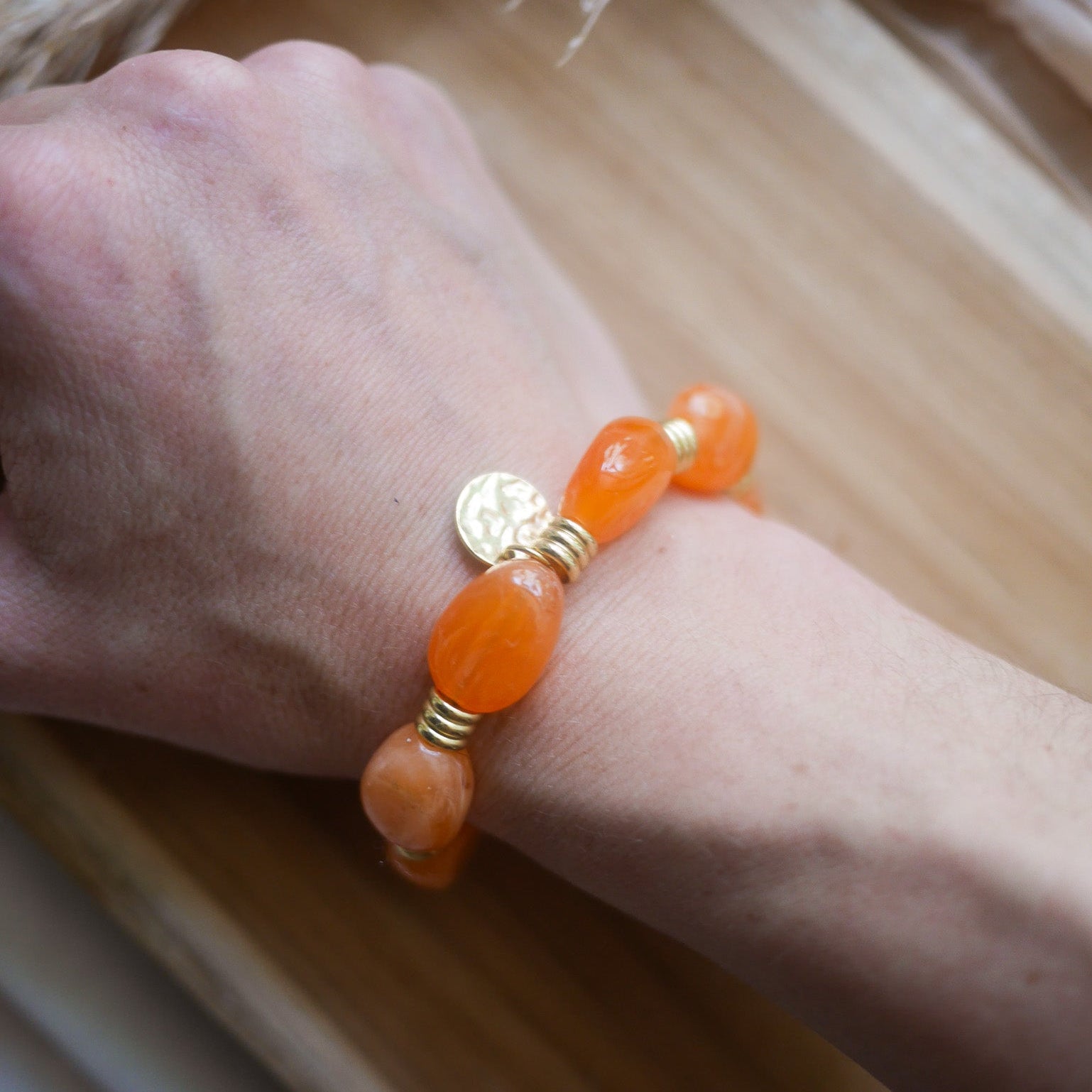 Bracelet Murano élastique avec perles colorées irrégulières, détails en acier inoxydable et breloque personnalisable.