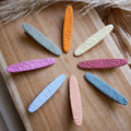 Barrettes Malta colorées avec motifs en relief, faites main en pâte polymère.