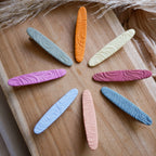 Barrettes Malta colorées avec motifs en relief, faites main en pâte polymère.