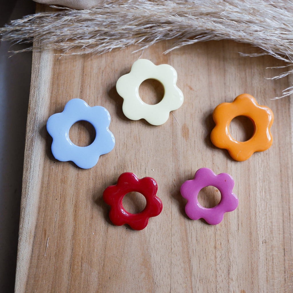 Pins porte-lunettes FLOWER en forme de fleur pour accrocher facilement ses lunettes sur ses vêtements.