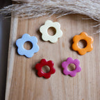 Pins porte-lunettes FLOWER en forme de fleur pour accrocher facilement ses lunettes sur ses vêtements.