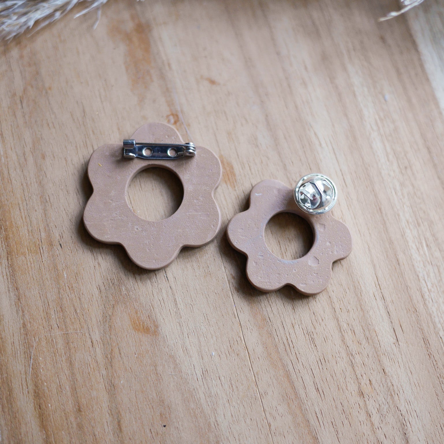 Pins porte-lunettes FLOWER en forme de fleur pour accrocher facilement ses lunettes sur ses vêtements.