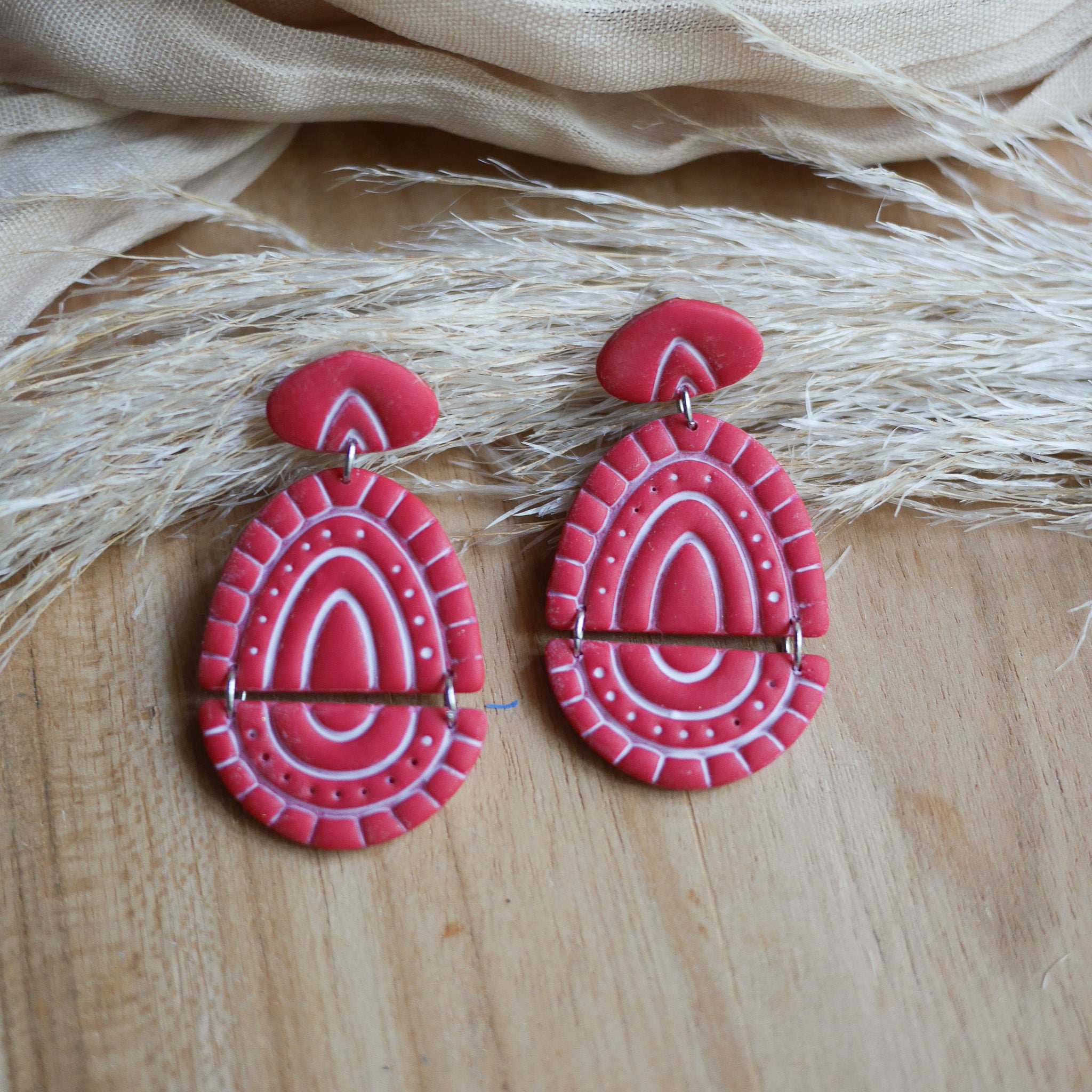 Boucles d'oreilles Tunis faites main en pâte polymère avec motifs graphiques en relief et attaches en acier inoxydable.