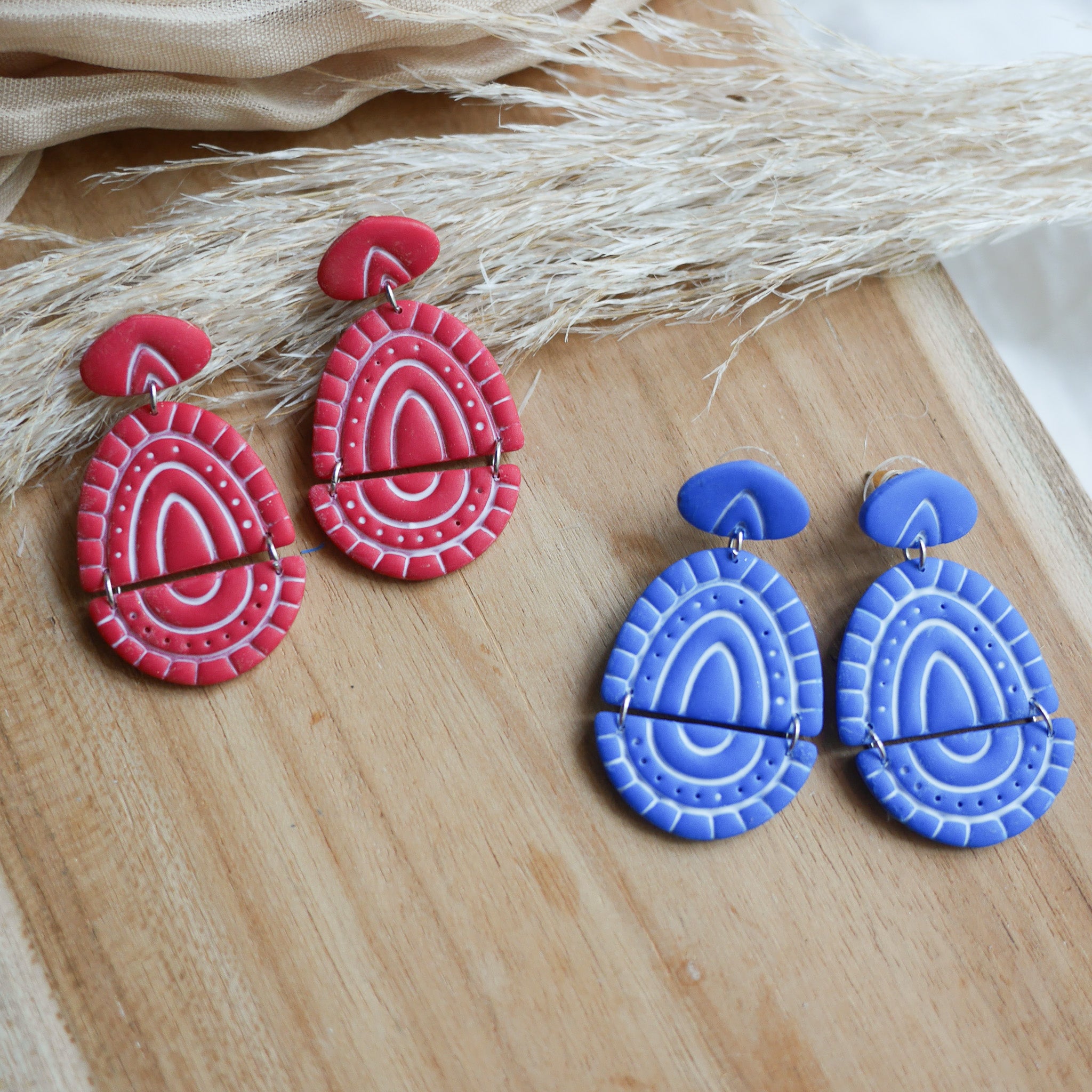 Boucles d'oreilles Tunis faites main en pâte polymère avec motifs graphiques en relief et attaches en acier inoxydable.
