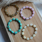 Bracelet Toscane élastique en perles acryliques effet marbré avec détails en acier inoxydable et breloque personnalisable.