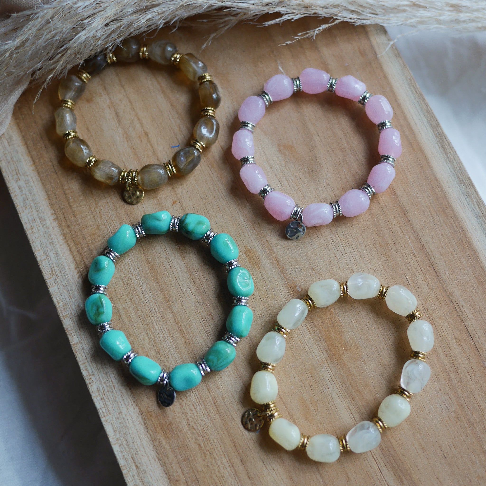 Bracelet Toscane élastique en perles acryliques effet marbré avec détails en acier inoxydable et breloque personnalisable.